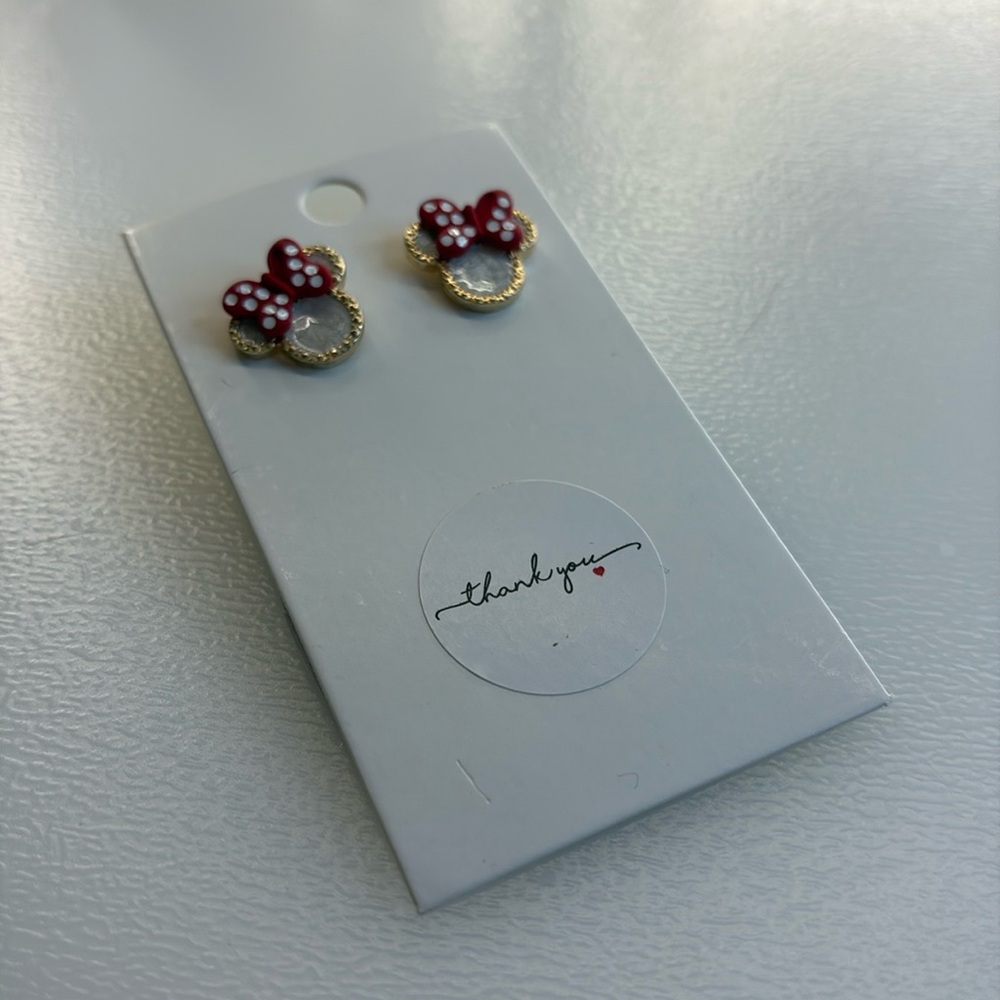 NIB MINNIE MOUSE DISNEY STUD EARRINGS